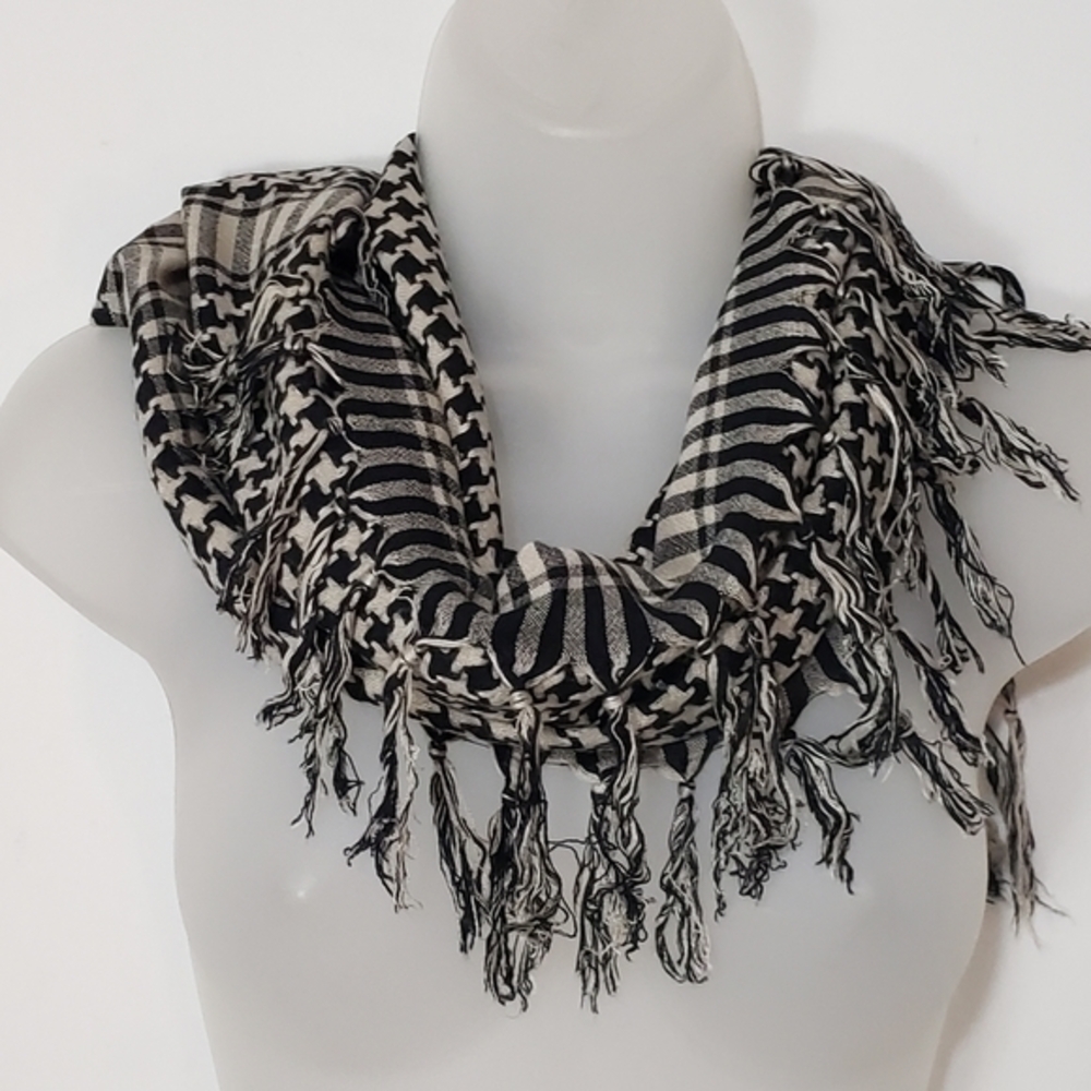Fringed Houndstooth Scarf /Wrap